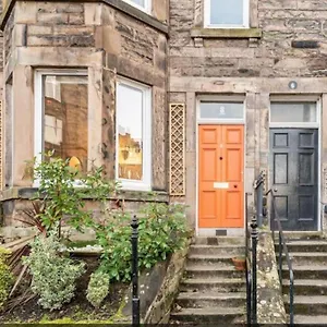 Apartment Holyrood Park: Lush & Arty 2 Double Bed Flat, Edinburgh